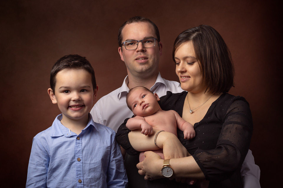 Photographe famille Armentières nouveau-né dans les bras de sa maman
