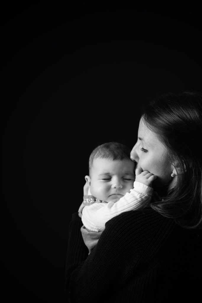seance photo famille maman et bebe david plichon photographe noir et blanc armentiere