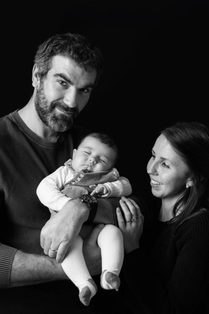 Photographe studio famille Armentières avec nouveau-né en noir et blanc