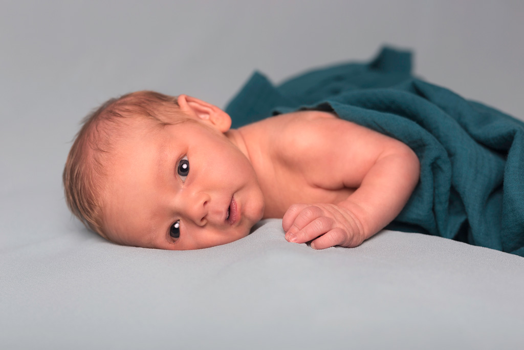bebe-seance-photo-naissance-david-plichon-lille photographe nouveau-né à Lille couverture et wrapping bleu pastel