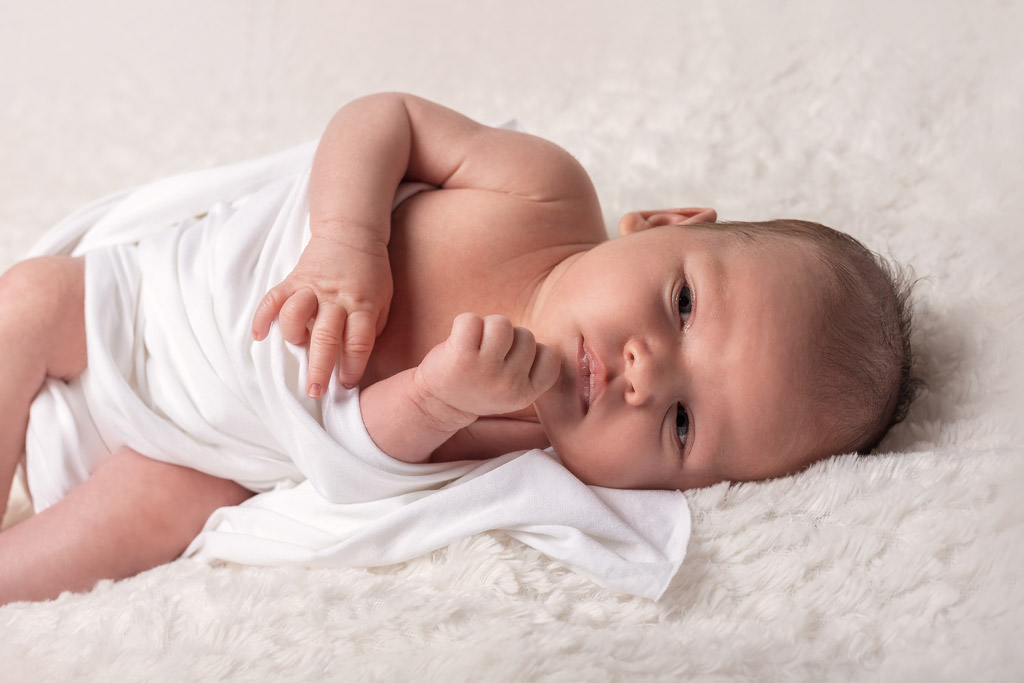 photo-bebe-lange-blanc-david-plichon-photographe-studio-lille photographe nouveau-né à Lille couverture et wrapping blanc
