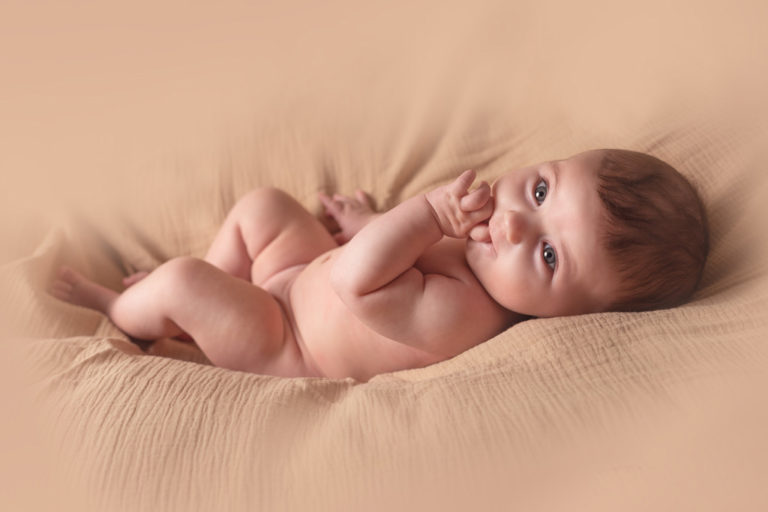 Photogrpahe bébé éveillé dans tissu beige à Lille