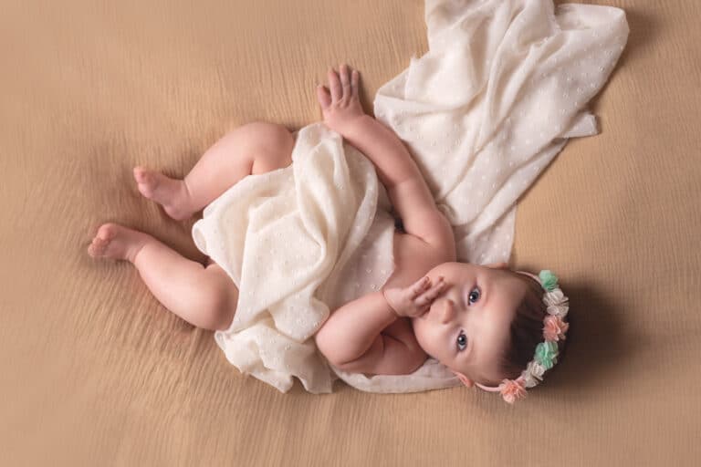 Séance photo bébé avec couronne de fleurs David Plichon photographe Lille