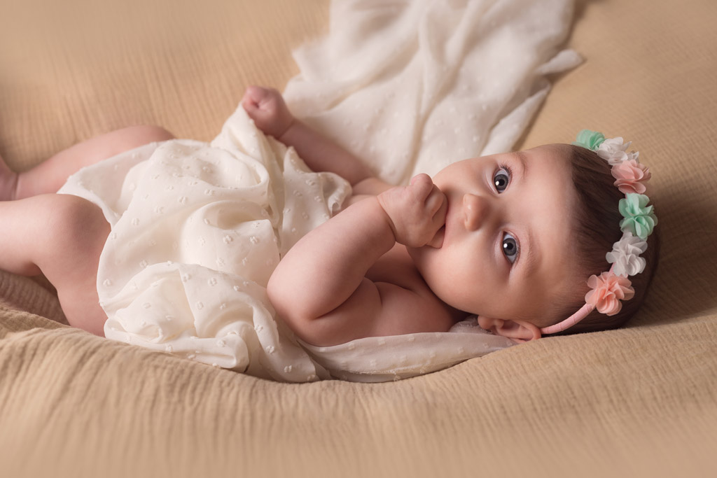 Shooting photo bébé grands yeux et fleurs