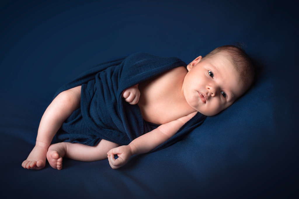 photographe-naissance-lille-david-plichon-photo-studio Photographe Lille naissance David Plichon nouveau-né emmailloté dans tissu