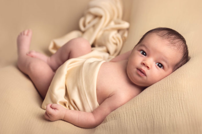Photographe naissance Lille fond beige David Plichon