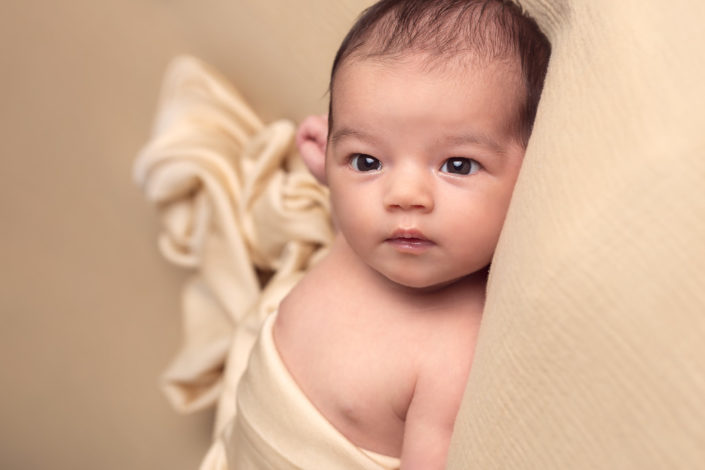 Photographe nouveau-né à Lille tissu beige David Plichon