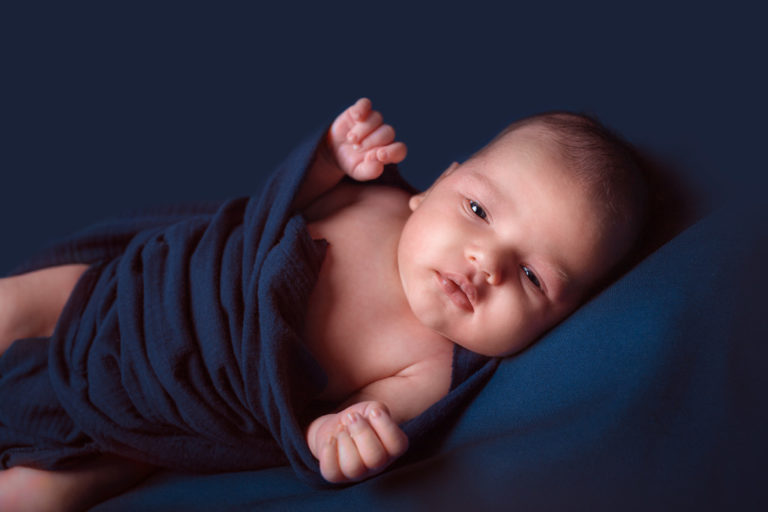 Photographe naissance Lille nouveau-né emmailloté tissu bleu