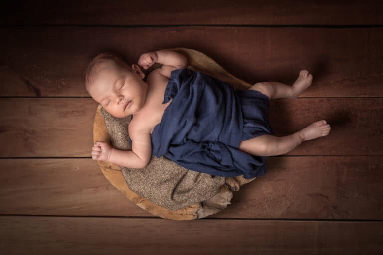 Nouveau-né dans corbeille en bois David Plichon photographe Lille