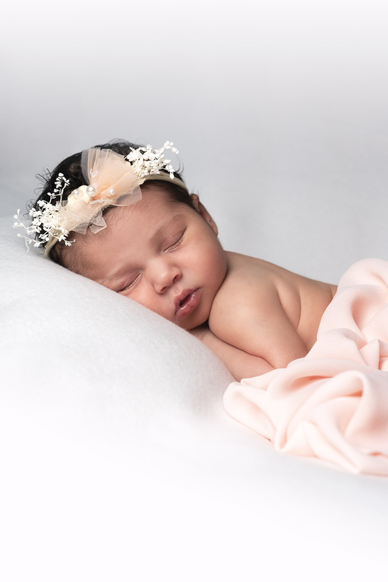 photographe naissance lille bébé avec bandeau de fleurs